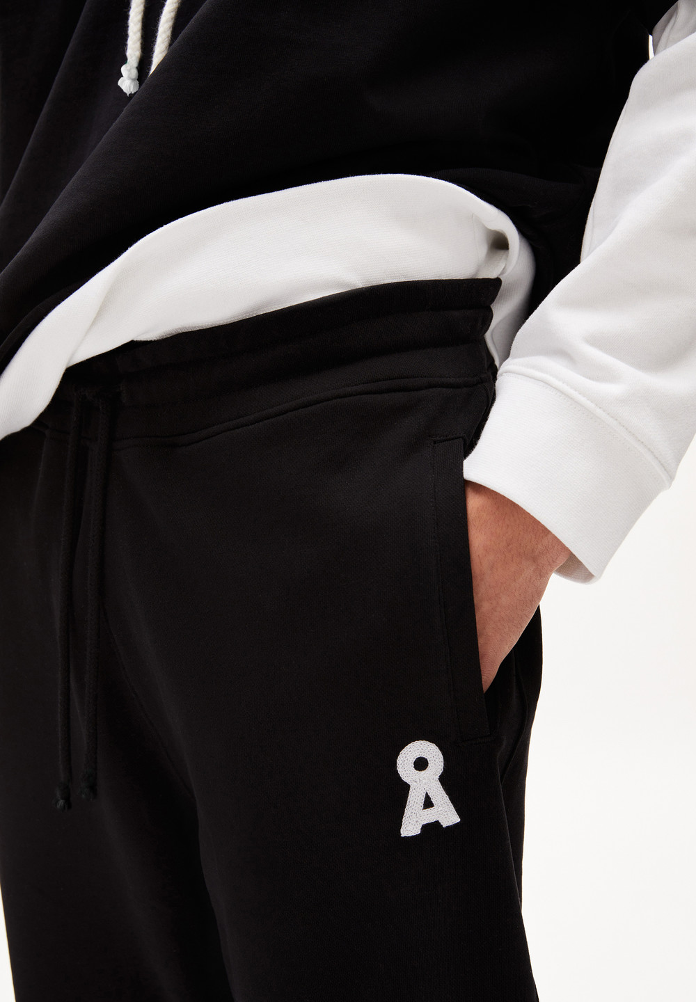 ARMEDANGELS AAIKE ICONIC CAPSULE Heavyweight Sweat Pants Regular Fit made of Organic Cotton Mix Schwarz | BXVC-29543