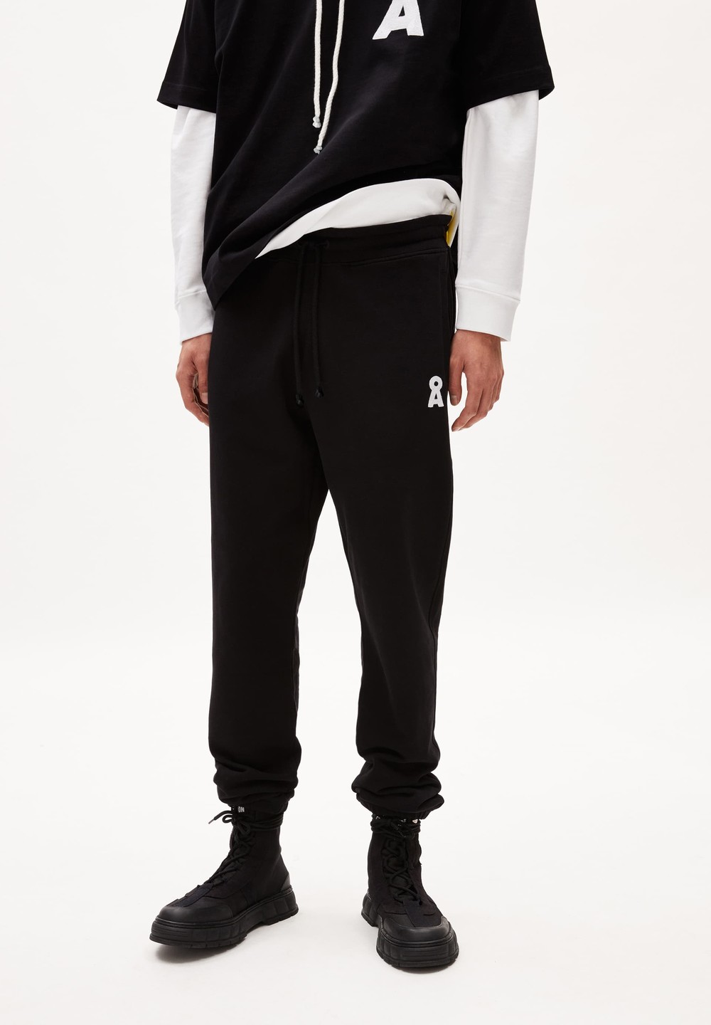 ARMEDANGELS AAIKE ICONIC CAPSULE Heavyweight Sweat Pants Regular Fit made of Organic Cotton Mix Schwarz | BXVC-29543