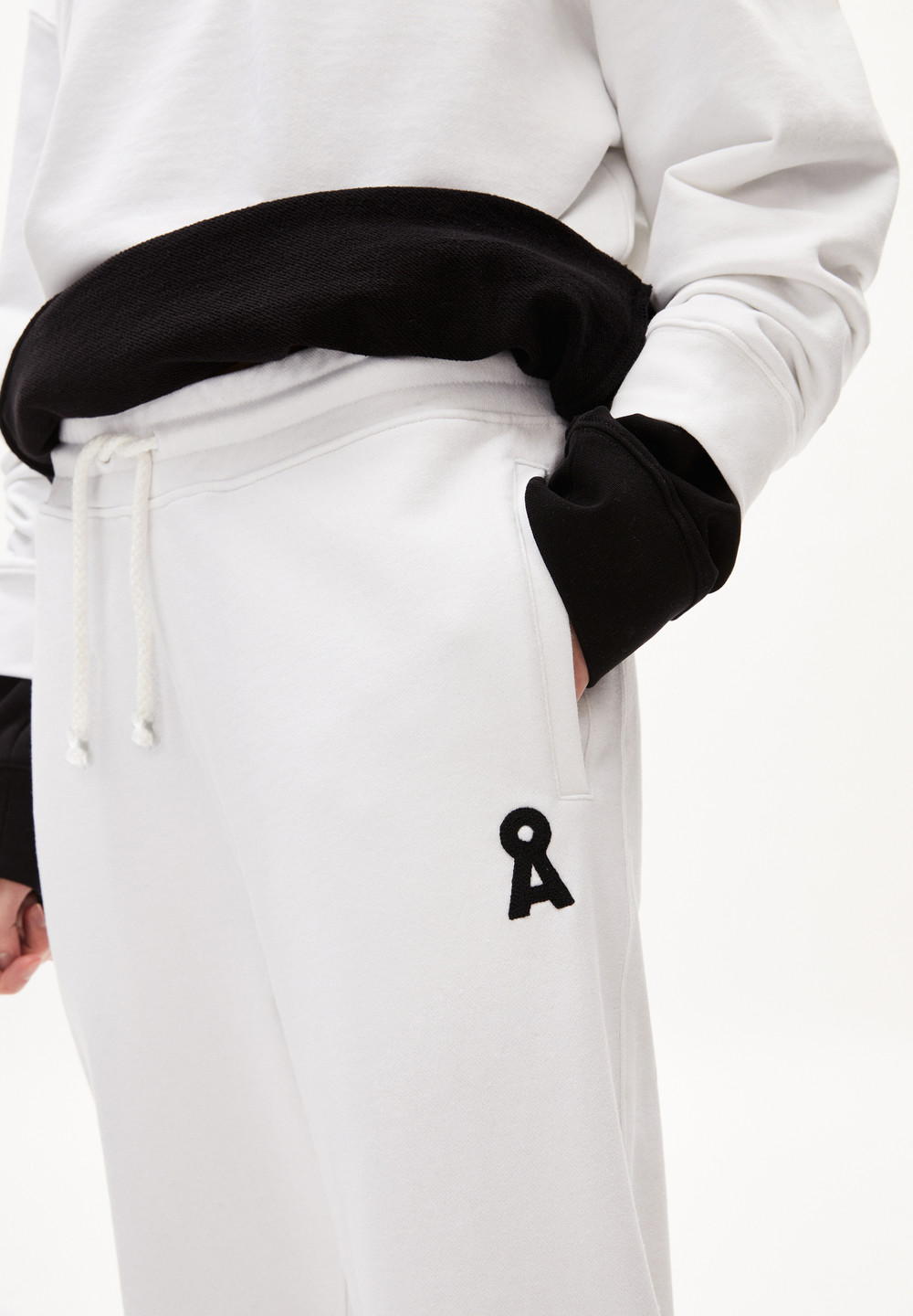 ARMEDANGELS AAIKE ICONIC CAPSULE Heavyweight Sweat Pants Regular Fit made of Organic Cotton Mix Weiß | USAX-63742