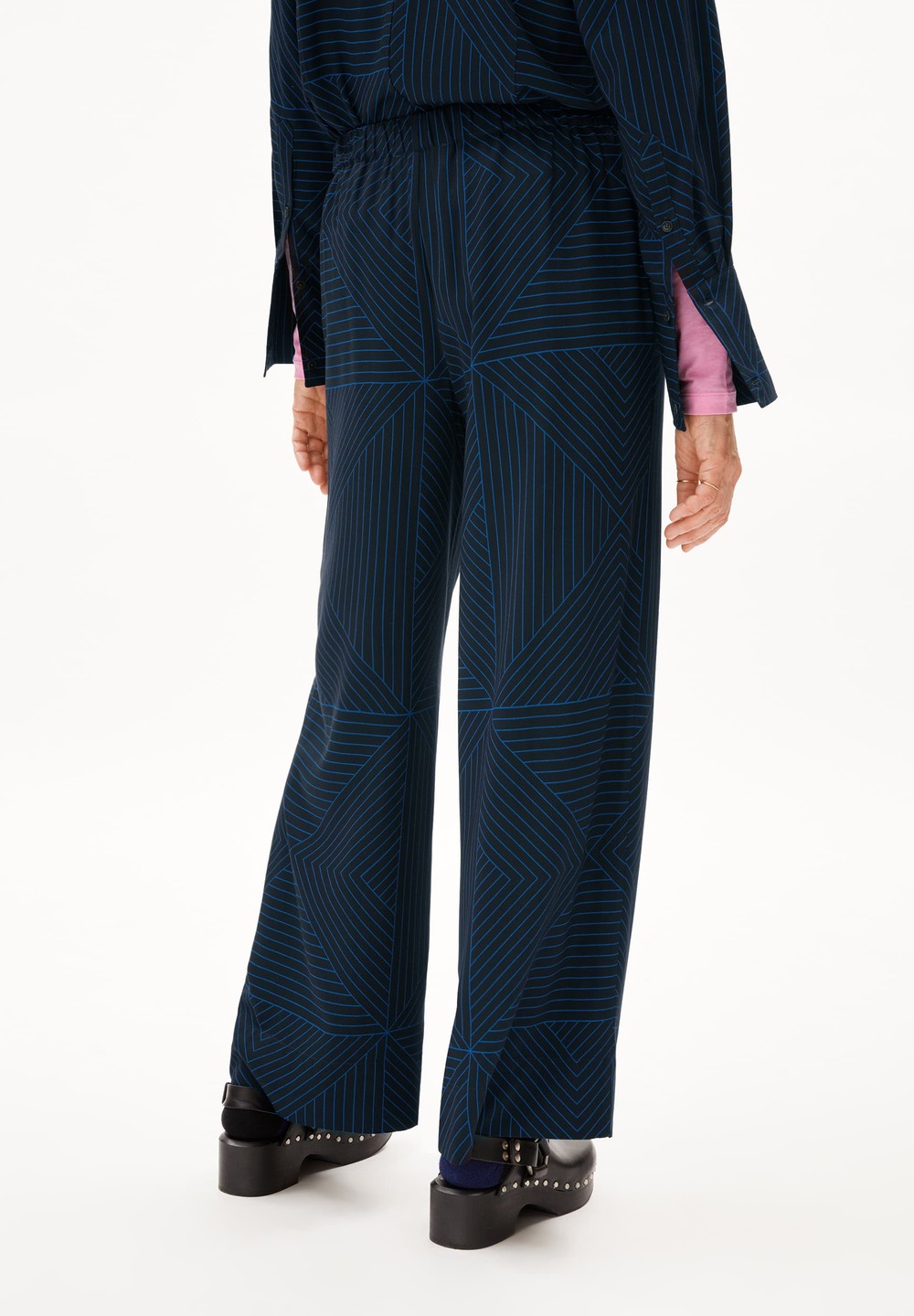 ARMEDANGELS JOVAALIE GRAPHIC LINES Woven Pants made of LENZING™ ECOVERO™ Viscose Cool Ash | MRNK-52619