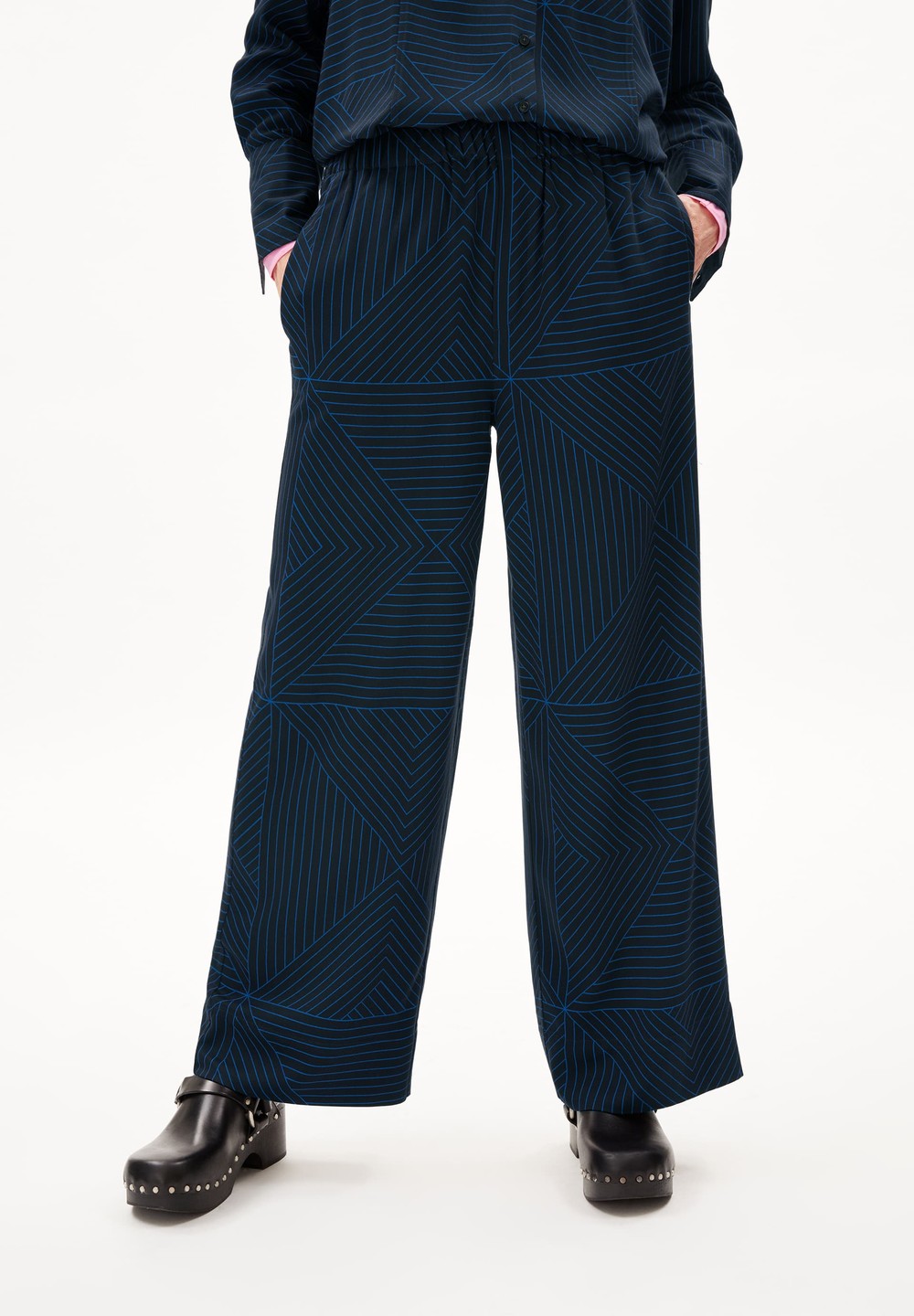 ARMEDANGELS JOVAALIE GRAPHIC LINES Woven Pants made of LENZING™ ECOVERO™ Viscose Cool Ash | MRNK-52619