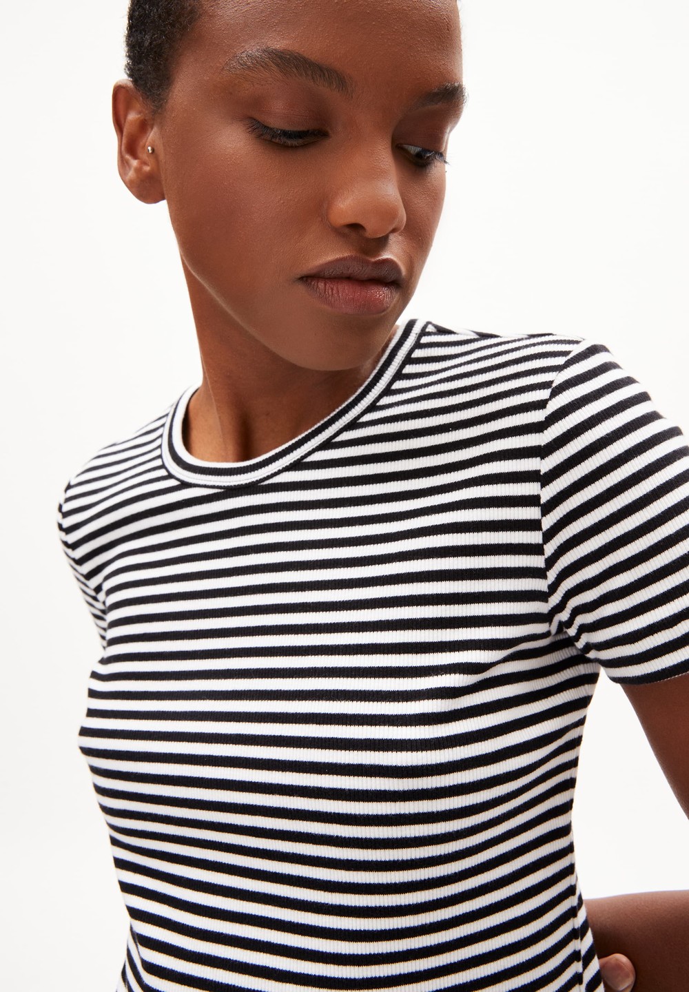 ARMEDANGELS KARDAA STRIPES Rib-T-Shirt Regular Fit made of Organic Cotton Mix Black-white | OSJA-37091