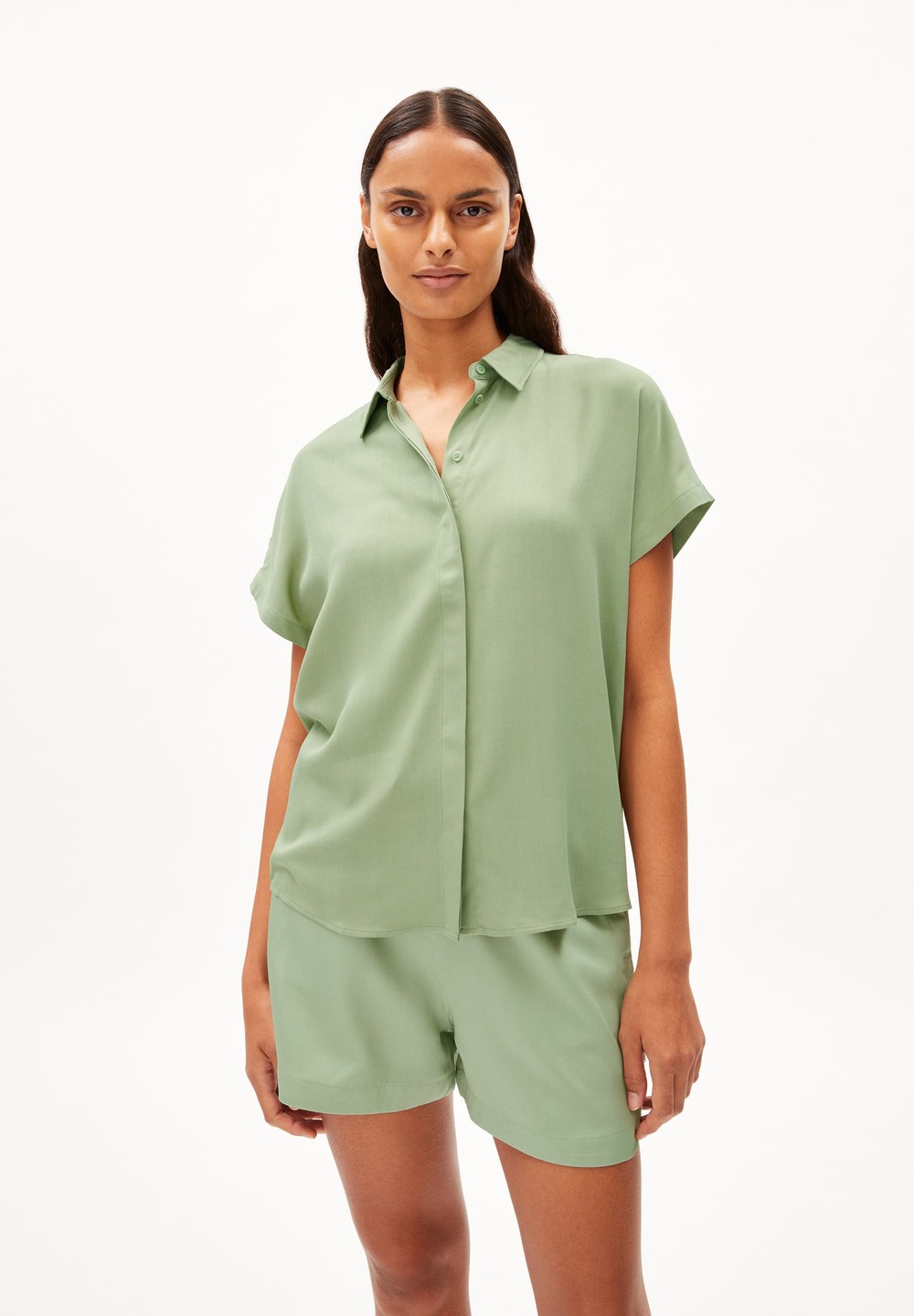 ARMEDANGELS LARISAANA Blouse Relaxed Fit made of LENZING™ ECOVERO™ Viscose Grün | FEMC-34908