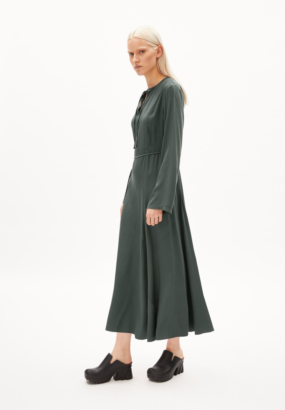 ARMEDANGELS MARIOLAANA Woven Dress Regular Fit made of LENZING™ ECOVERO™ Viscose Space Steel | TNFS-98154