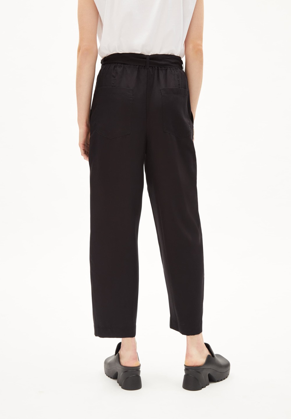 ARMEDANGELS SAAMERA Woven Pants Relaxed Fit made of TENCEL™ Lyocell Schwarz | EISZ-02964