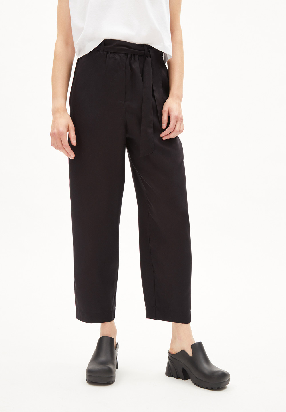 ARMEDANGELS SAAMERA Woven Pants Relaxed Fit made of TENCEL™ Lyocell Schwarz | EISZ-02964