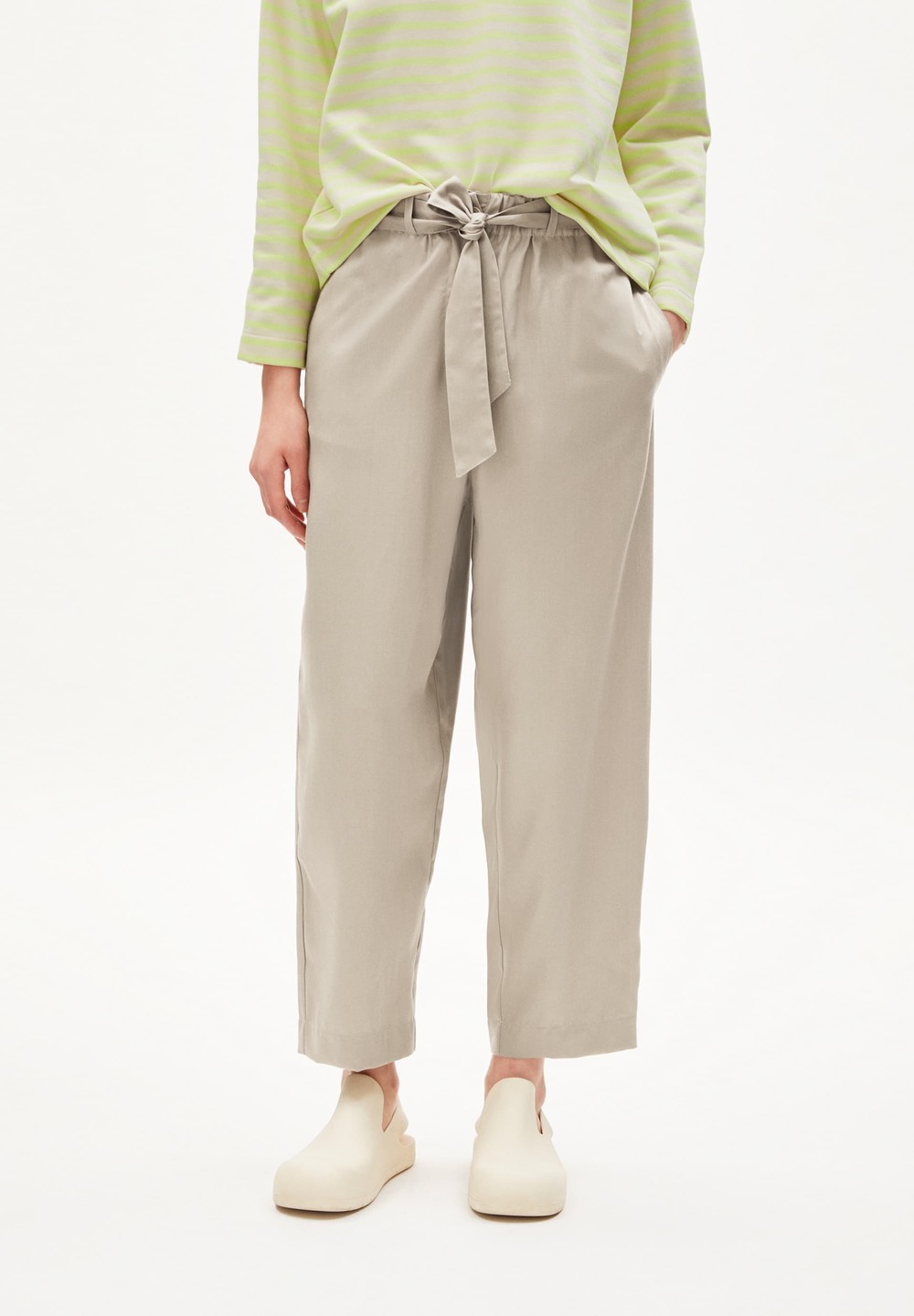 ARMEDANGELS SAAMERA Woven Pants Relaxed Fit made of TENCEL™ Lyocell Hell | TGFA-20937