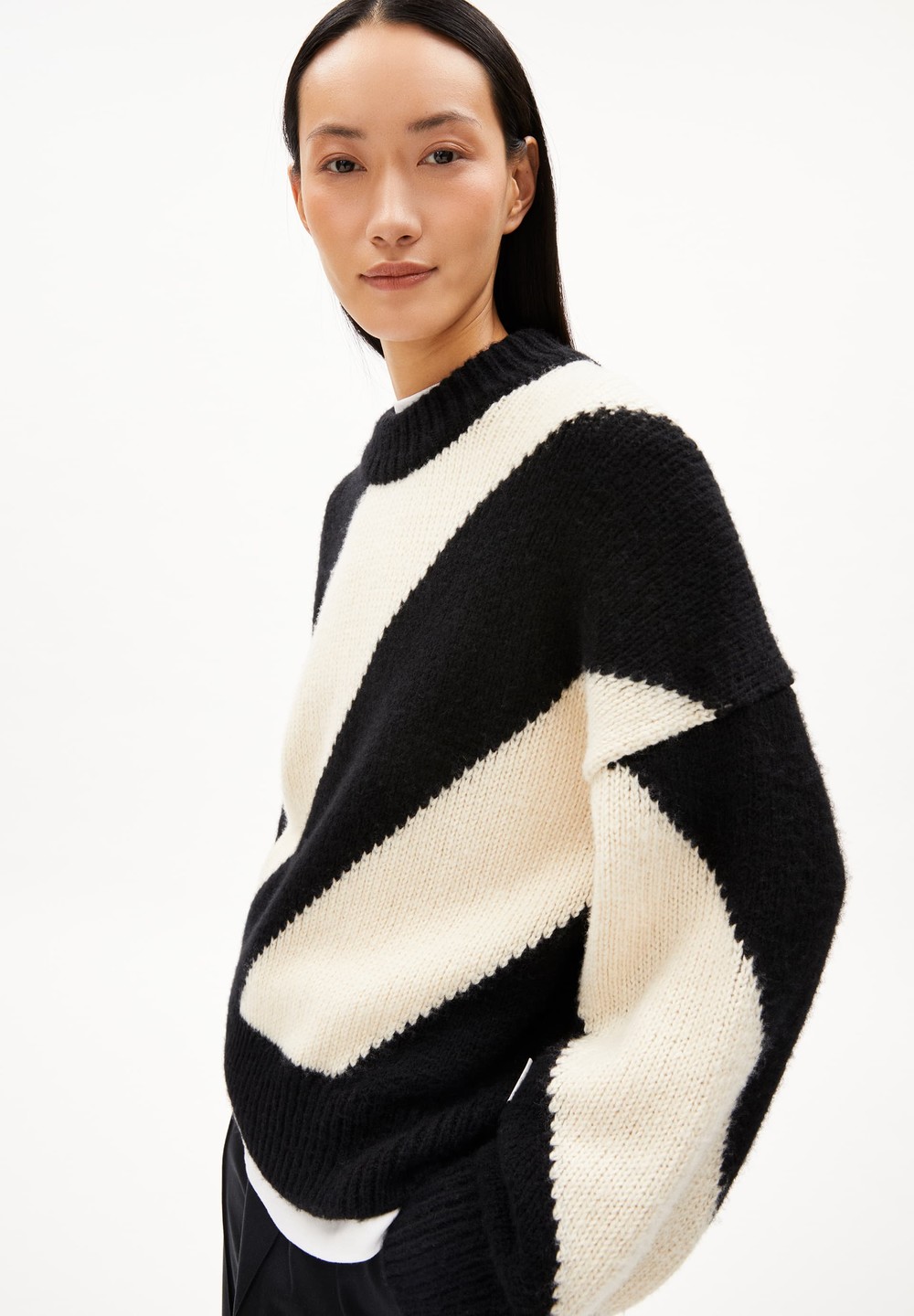 ARMEDANGELS SADNAA STRIPES Sweater Oversized Fit made of Merino-Wool Mix Oatmilk-black | AKBD-05438