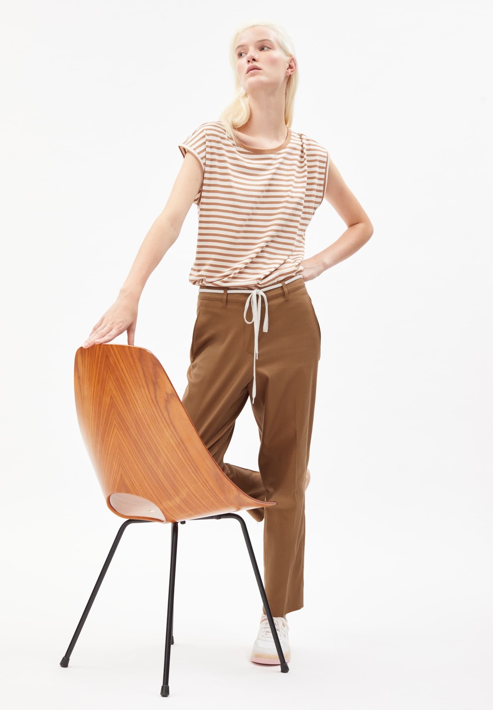 ARMEDANGELS VARMAA SOLID Pants made of Organic Cotton Mix Smoky Almond | KAZN-29053